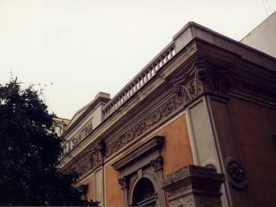 La facciata color ocra presentava invece una ricca variet� di decori a partire dalle lesene che impreziosivano sia le finestre che la porta di accesso. Pi� in alto una magnifica cornice con fregi vegetali e floreali lasciava spazio a un timpano, sul quale spiccava il nome della propriet� e che chiudeva in alto il prospetto (foto di Mariano Argentieri)